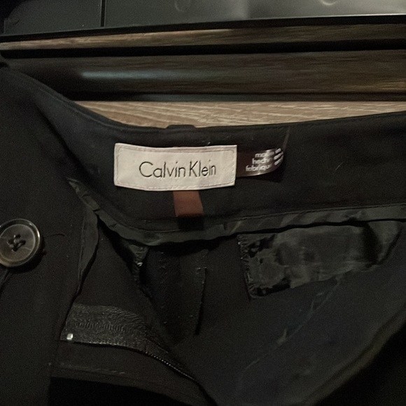 Calvin Klein black pants -low rise/ mid rise - fits like a 28 - or size 6 - Picture 3 of 4